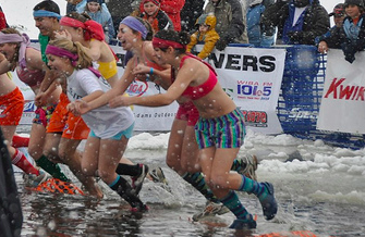 Polar Plunge (via <a href="http://farm5.static.flickr.com/4066/4374687164_395ba3fd51.jpg">johnny hunter</a>)